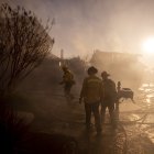 Los Ángeles. Bomberos en la extinción de un incendio por el calor.