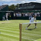 El tenista manabita durante un saque del cotejo de dobles ante un buen marco de público.