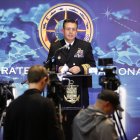 El comandante de la Armada de Colombia, almirante Francisco Hernando Cubides Granados, habla durante una rueda de prensa este miércoles, en Bogotá (Colombia).