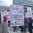 Ambiente de la Marcha que empezará en los exteriores de la caja del Seguro.