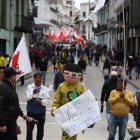 Manifestantes en Quito se dirigen al centro de la ciudad. Llevan banderas, pancartas y hasta disfraces.