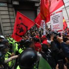 Los manifestantes del paro nacional forcejearon con los policías, cuando intentaban ingresar a la calle Bolívar, desde la Plaza de Santo Domingo, en Quito.