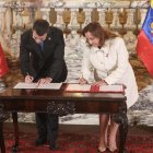 El presidente de Ecuador, Daniel Noboa, y su homóloga peruana, Dina Boluarte, firman acuerdos este jueves, en el Palacio Nacional en Lima.