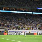 Enner Valencia cobrando el penal ante Argentina.