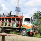 Las rancheras o también denominadas chivas, vehículos de pasajeros artesanalmente adaptados a partir de camiones.