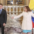 El presidente de Ecuador, Daniel Noboa, y su homóloga peruana, Dina Boluarte, saludan durante la firman acuerdos este jueves, en el Palacio Nacional en Lima.
