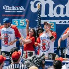 Concurso internacional de comer perritos calientes del 4 de julio de Nathan en Coney Island, en el distrito de Brooklyn de Nueva York, Nueva York, el 4 de julio de 2024.
