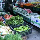 Frutas y verduras en un mercado, en una fotografía de archivo. EFE/ Guillermo Garrido