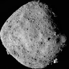 Fotografía de archivo en mosaico del asteroide Bennu compuesta por 12 imágenes recopiladas por una de las cámaras de la nave espacial OSIRIS-REx.