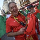 Los seguidores de Portugal animan en el barrio portugués de Hamburgo antes del partido de fútbol de cuartos de final de la UEFA EURO 2024 entre Portugal y Francia en Hamburgo, Alemania, el 5 de julio de 2024. (Francia, Alemania, Hamburgo)