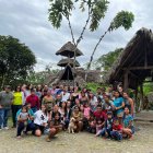 Oriente. Los estudiantes junto a los docentes desarrollan actividades recreativas en la Amazonía de Ecuador, donde aprenden de la cultura y costumbres de la localidad.