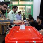 Un iraní vota en la ciudad de Varamin en la segunda vuelta de las elecciones presidenciales, el 5 de julio de 2024.