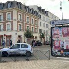 Carteles electorales en una avenida de la ciudad de Pontoise, a 30 kilómetros de París. Este domingo se celebran unos comicios legislativos que podrían dar un vuelco inédito en el país.