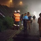 La retroexcavadora removía tierras en un predio municipal.