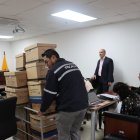 Quito. Funcionario de Fiscalía traslada el expediente del caso Encuentro.