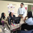 Rodolfo Rojas, director del centro de atención psicológica de la UCSG, junto a estudiantes de pregrado que colaboran en la entidad.