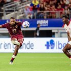 José Salomón Rondón (Izq.) de Venezuela anota el gol del empate 1-1 contra Moise Lumpungu (Der.) de Canadá durante la segunda mitad de la Copa América 2024.