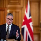 London (United Kingdom), 06/07/2024.- Britain"s Prime Minister Keir Starmer speaks during a news conference following his first cabinet meeting, at Downing Street in London, Britain, 06 July 2024. A former Bank of England economist, the first Black Briton to attend Harvard Law School and an ex-union worker are among those given top jobs in Britain"s first Labour government in 14 years. Keir Starmer became the country"s new prime minister on 05 July, after his party won a landslide victory in the general election. (deslizamiento de tierras, Reino Unido, Londres) EFE/EPA/CHRIS J. RATCLIFFE / POOL