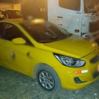 El vehículo tipo taxi estaba reportado como robado.