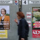 Una mujer pasa por un cartel de los candidatos (R) del Nouveau Front Populaire "el Nuevo frente Popular" para las elecciones parlamentarias en París, Francia, 04 de julio de 2024. La segunda vuelta del Las elecciones parlamentarias francesas se celebrarán el 7 de julio de 2024. (Elecciones, Fran