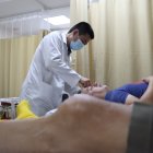 Bruce Chunsik Im es acupunturista y neurocirujano; su asistente recibe primero al paciente y le pregunta síntomas y de ser el caso pide historias clínicas.