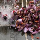 GRAFCAV4704. PAMPLONA, 06/07/2024.- Un grupo de jóvenes se divierten por las calles de Pamplona tras el lanzamiento del tradicional "txupinazo" con el que han dado comienzo las fiestas de San Fermín.  EFE/ Ainhoa Tejerina