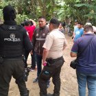 Miembros de la Policía acudieron al lugar para investigaciones.