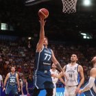 Luka Doncic (C) intenta encestar en el partido ante Grecia.