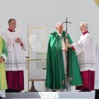 Trieste (Italy), 07/07/2024.- Pope Francis (C) leads a mass during a pastoral visit on the occasion of the 50th Social Week of Italian Catholics, at Piazza Unita d"Italia in Trieste, Italy, 07 July 2024. (Papa, Italia) EFE/EPA/GABRIELE CROZZOLI