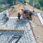Los techos blancos o techos fríos reflejan la luz solar en lugar de absorberla
