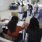 Referencial. Una mesa electoral femenina en la Consulta Popular de abril de 2024.