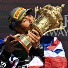Lewis Hamilton besa el trofeo de Silverstone, algo que no hacía desde desde diciembre de 2021, cuando ganó en el GP de Arabia Saudí .