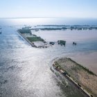 Una vista aérea tomada con un dron muestra el sitio de la rotura de un dique en el municipio de Tuanzhou, condado de Huarong, bajo la ciudad de Yueyang, provincia de Hunan, en el centro de China, el 6 de julio de 2024.