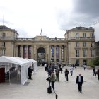 París. Periodistas esperan frente a la Asamblea, mientras llegan los nuevos miembros elegidos del Parlamento.