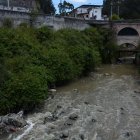 Las turbias aguas del Machángara llevan descargas industriales que, según los demandantes, se hacen por falta de control municipal.