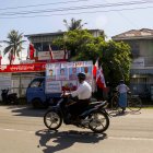 Sittwe. Un motociclista atraviesa calle en la capital del estado Rakáin.