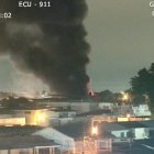 Se podía observar una estela de humo saliendo del local afectado.