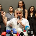 El compositor y productor teatral español Nacho Cano ofrece una rueda de prensa tras quedar en libertad provisional este martes después de declarar ante la Policía por la supuesta contratación ilegal de inmigrantes para el espectáculo musical "Malinche", que se representa en Madrid.