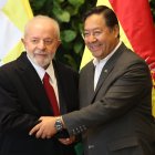 El presidente de Brasil, Luiz Inácio Lula da Silva (i), saluda a su homólogo de Bolivia, Luis Arce, antes de una reunión.