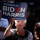 Harrisburg (Pensilvania). Una mujer asiste a un mitin de la campaña del presidente Joe Biden.