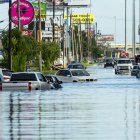 Vehículos atrapados en las aguas tras las fuertes lluvias provocadas por el huracán Beryl en Houston (Texas, EE. UU.), el 8 de julio de 2024.