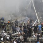 Trabajadores de rescate en el lugar de un ataque con cohetes contra el hospital infantil "Okhmadyt" en Kiev, Ucrania, el 8 de julio de 2024, en medio de la invasión rusa.