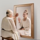 El edadismo influye en nuestras vidas. Conoce sus efectos y cómo podemos superarlos juntos