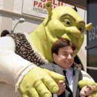Fotografía de archivo del 20 de mayo de 2010 de una caracterización de Shrek (atrás), la estrella de la famosa saga homónima, y el actor que le de la voz, Mike Myers (frente).