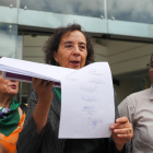La presidenta de la Coalición Nacional de Mujeres del Ecuador, Miriam Ernst (c), junto a integrantes de organizaciones feministas de Ecuador, presentan una demanda ante la Corte Constitucional este martes en Quito (Ecuador).
