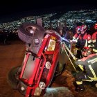 Los bomberos rescataron al conductor que quedó atrapado.