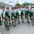 Jefferson Cepeda (c) es el líder del Caja Rural en la competencia en China.