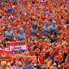 Aficionados de los Países Bajos, en su camino hacia el estadio para asistir a la semifinal de la Eurocopa que disputan Países Bajos e Inglaterra en Dortmund, Alemania.
