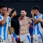Lionel Messi (C) y el resto de integrantes de la selección de Argentina celebran la victoria sobre Canadá