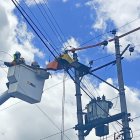 Imagen referencial. La Empresa Eléctrica publicó mensajes en redes, donde señaló que su personal arreglaría el daño que causó el corte en Tumbaco.